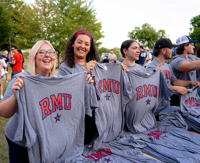 students with RMU t shirts